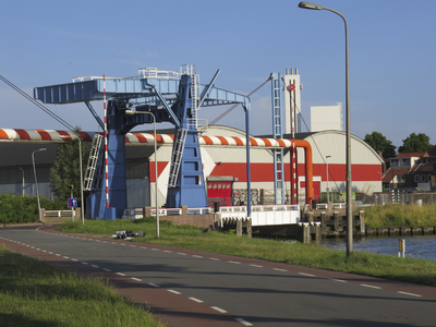 907314 Gezicht op de Industriebrug in de Keulsekade te Utrecht bij de Industriehaven, met op de achtergrond loodsen van ...